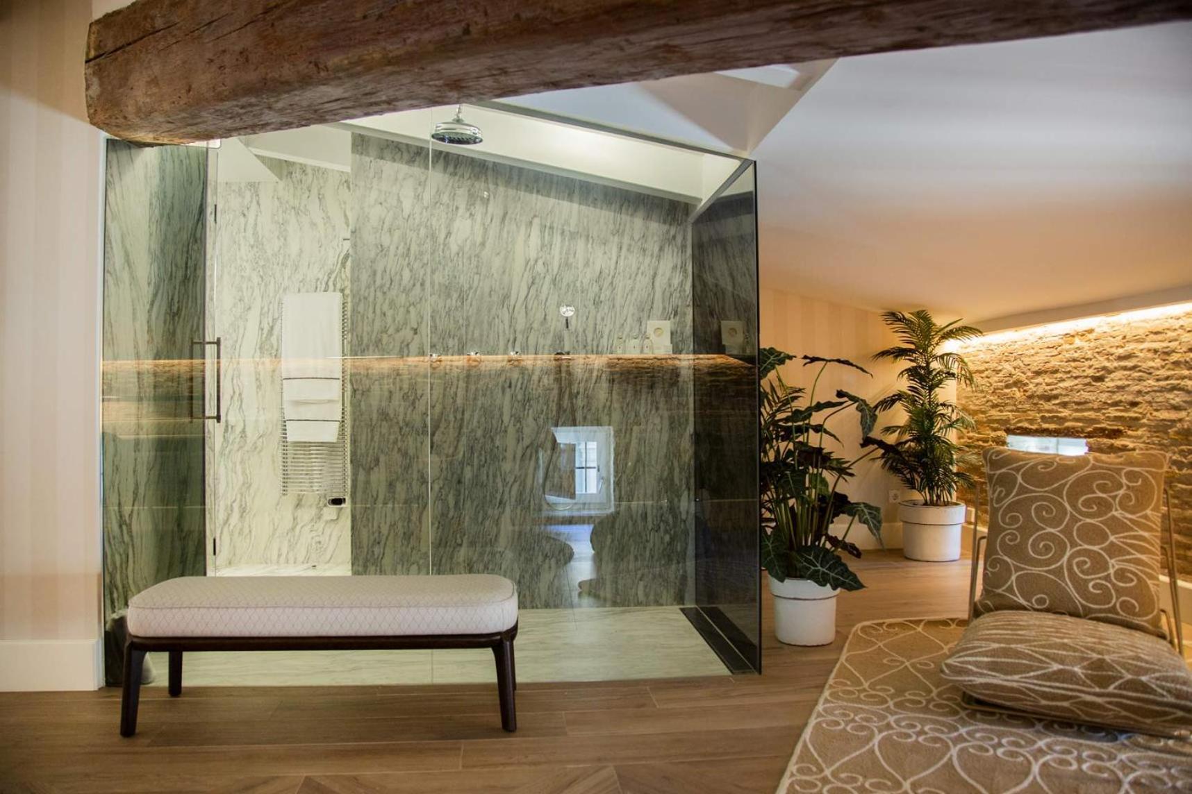 Myr Palacio Vallier バレンシア エクステリア 写真 A shower enclosure