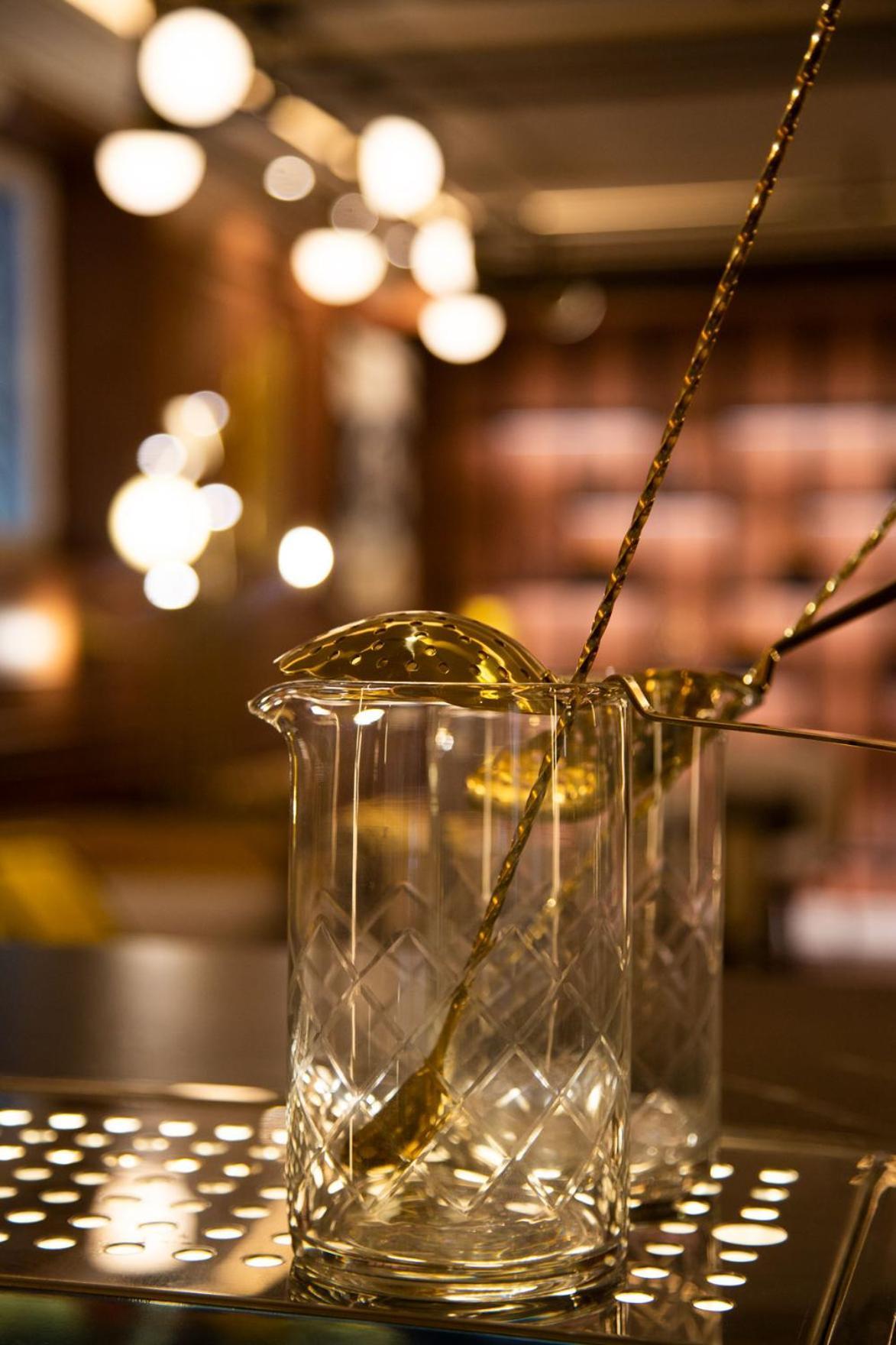 Myr Palacio Vallier バレンシア エクステリア 写真 Mixing a cocktail