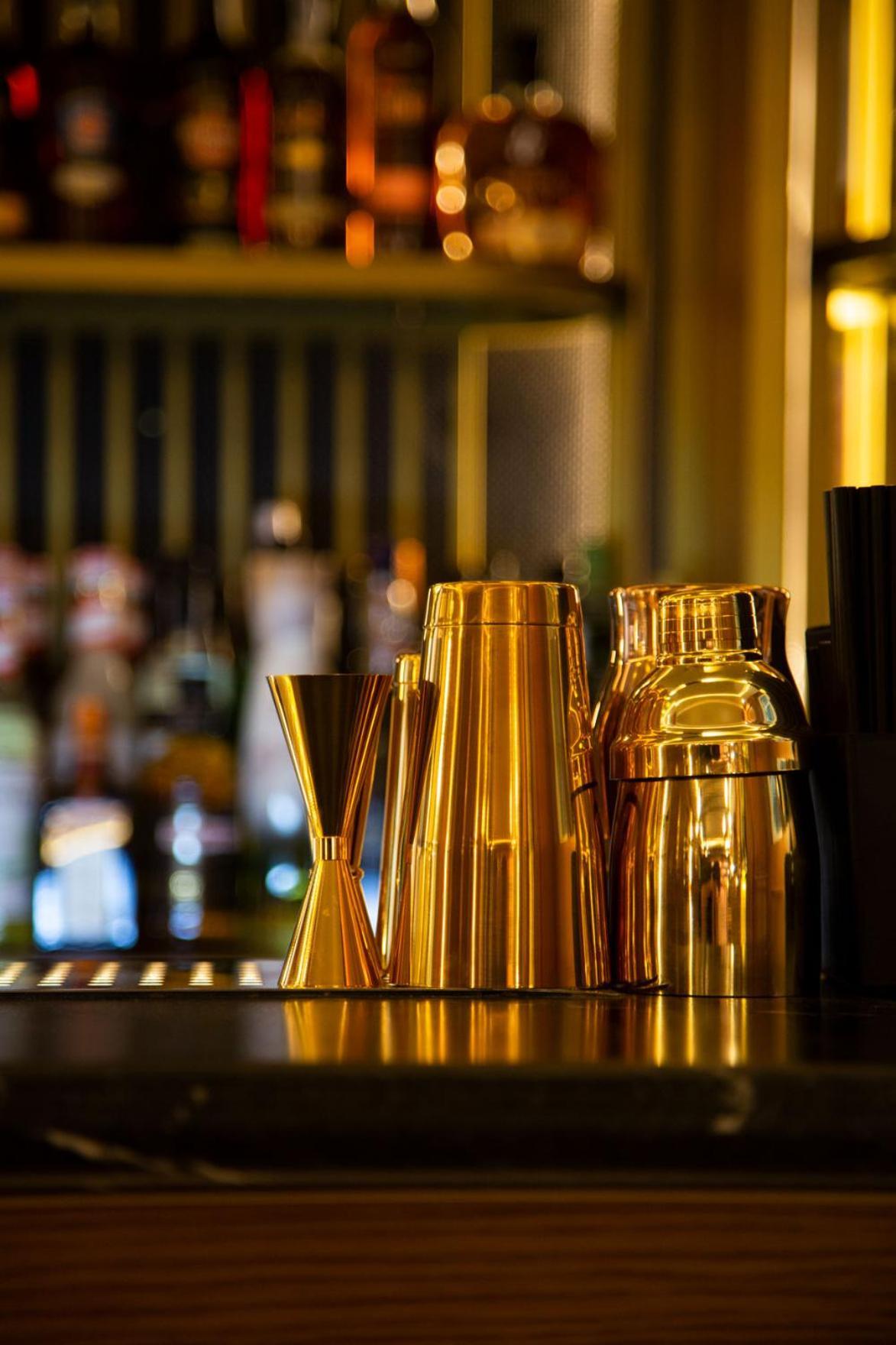 Myr Palacio Vallier バレンシア エクステリア 写真 A jigger (left) and a cocktail shaker (right)