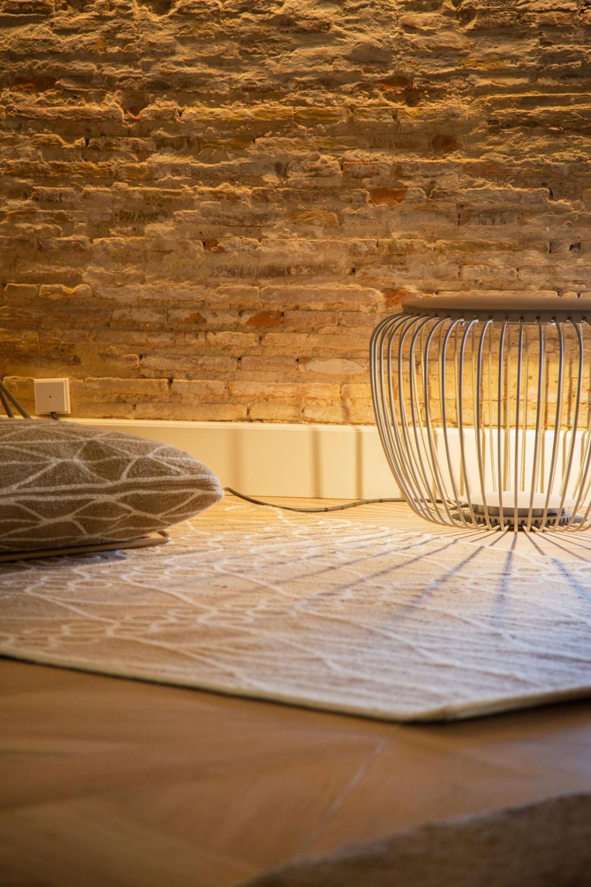 Myr Palacio Vallier バレンシア 部屋 写真 A lamp